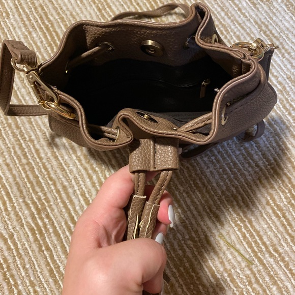 Small brown synch cross body bag. - Picture 4 of 7